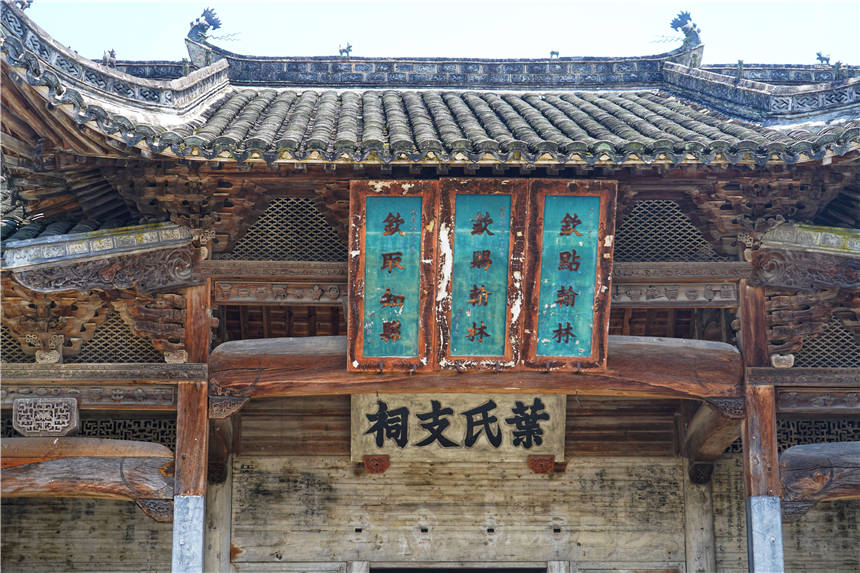 黟县西南,村子里有近三百多座明清古建筑,比宏村还要多,村中有36眼井