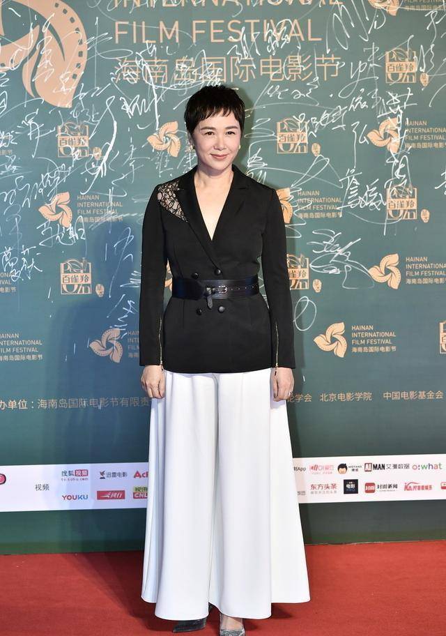 身材|蒋雯丽身材保持得真不错，50多岁身姿还这么窈窕，西装也藏不住