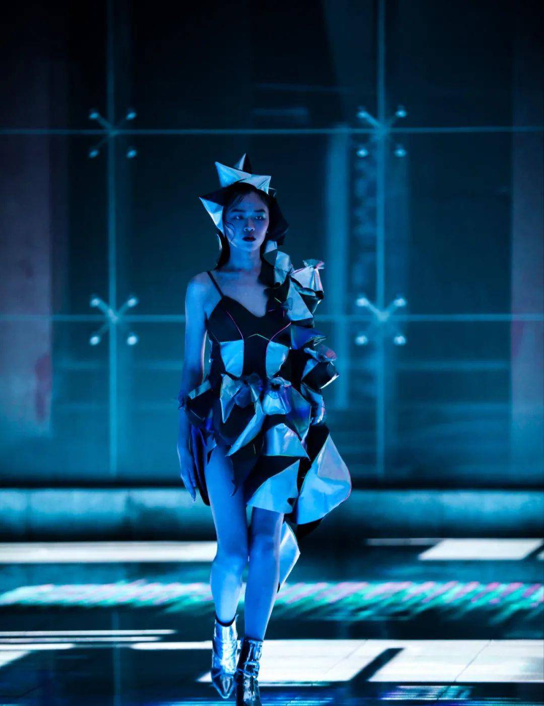 展演|惊艳！广州美术学院惊现赛博朋克沉浸式服装艺术展演-数艺网转