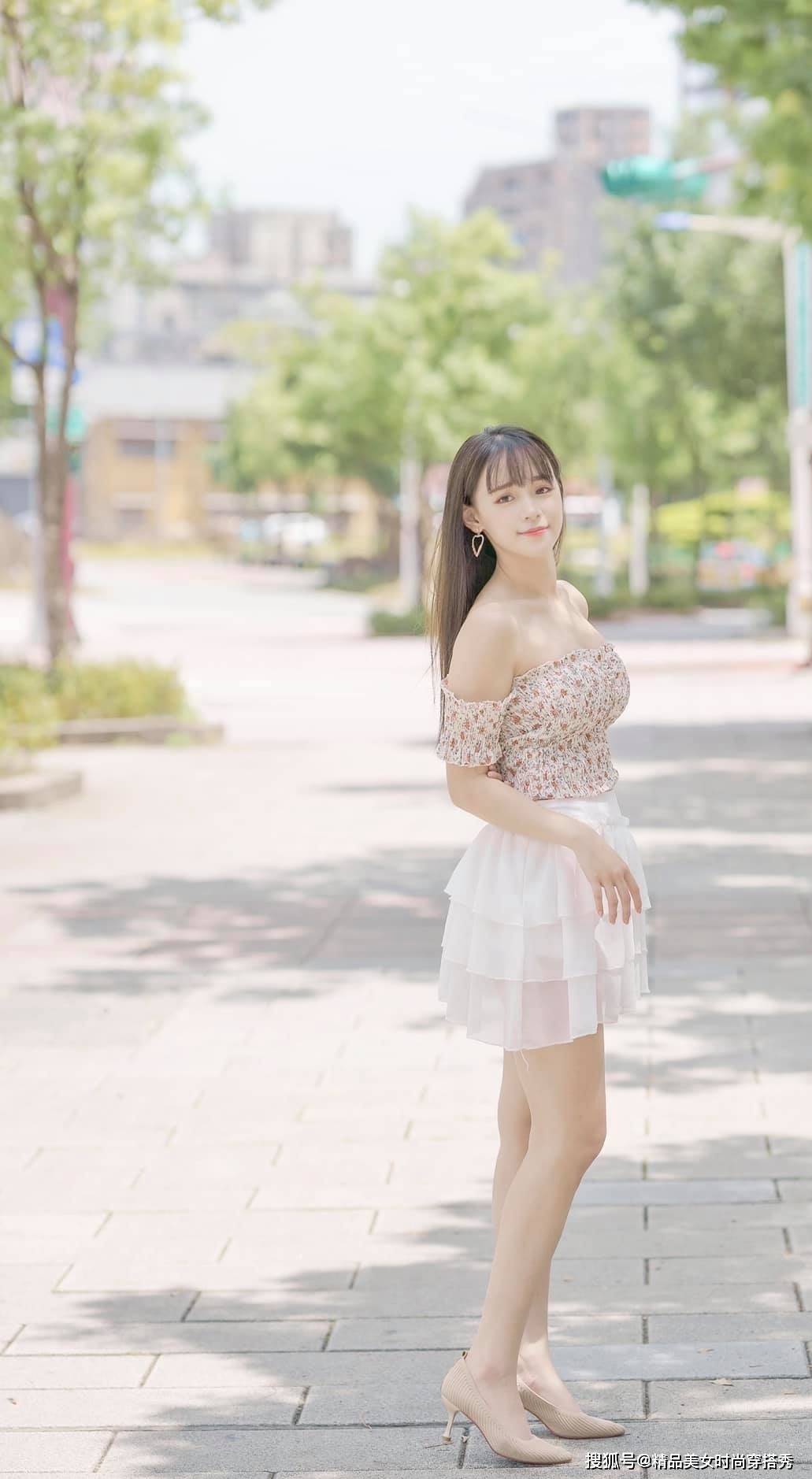 小白|性感优雅的抹胸碎花小衫配白色蛋糕小白裙，撑起街头亮丽风景线
