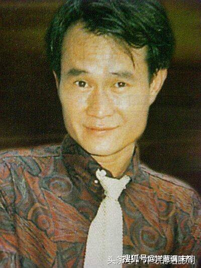 林正英原名林根宝,1952年出生于香港,家里兄弟姐妹六人,林正英排行第