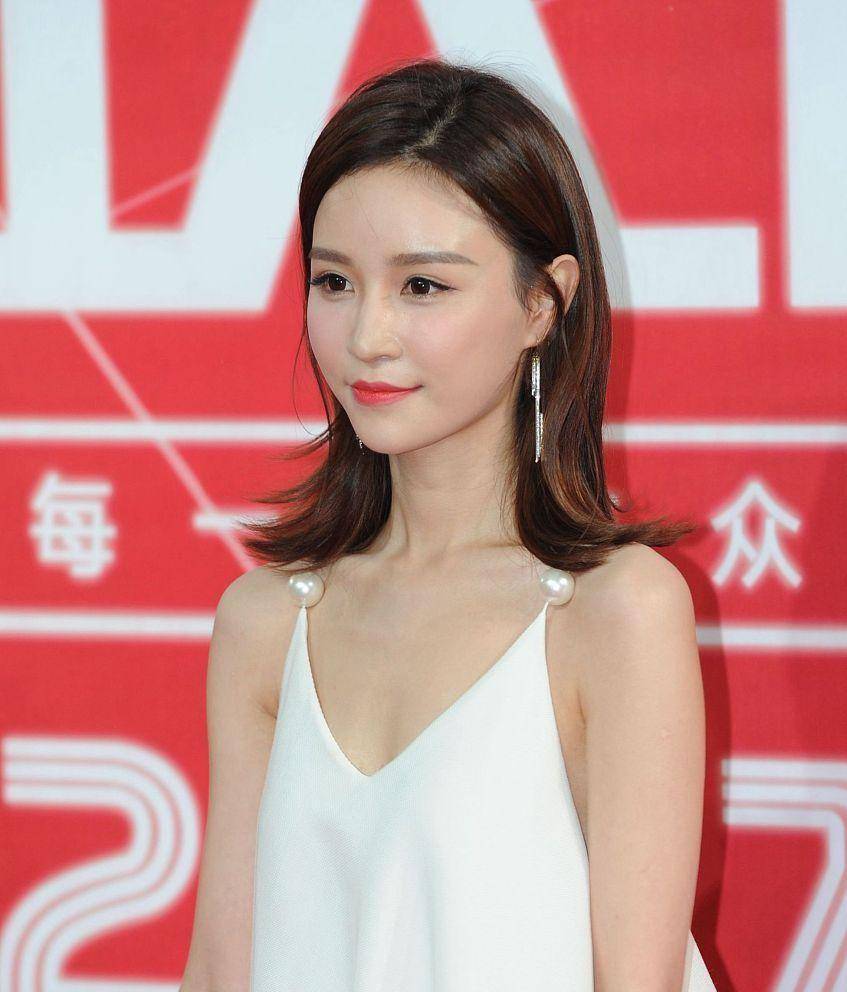 黑色|雪梨气质从网红“升级”,穿白色礼裙被抓拍,长相和精修图没差