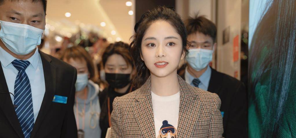 卫衣|谭松韵的少女感“绝”了，红色卫衣配牛仔半身裙，甜成邻家小妹