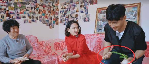大葱|程莉莎不喜欢农村，打扮华丽跟郭晓冬回家，婆婆的行为略显心酸