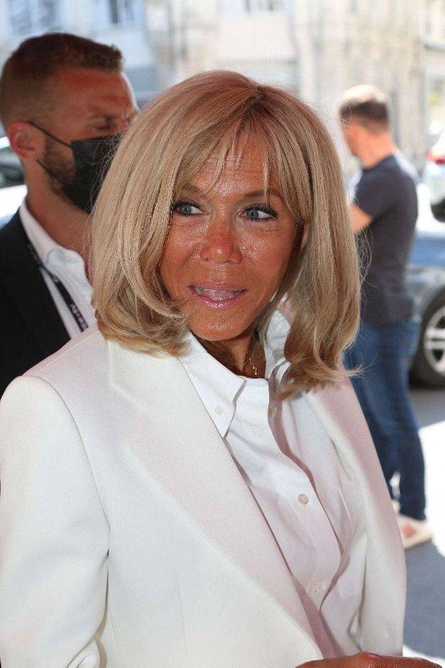 布丽吉特近日亮相,选择了她比较擅长的西装搭配,其实上了岁数的人跟着