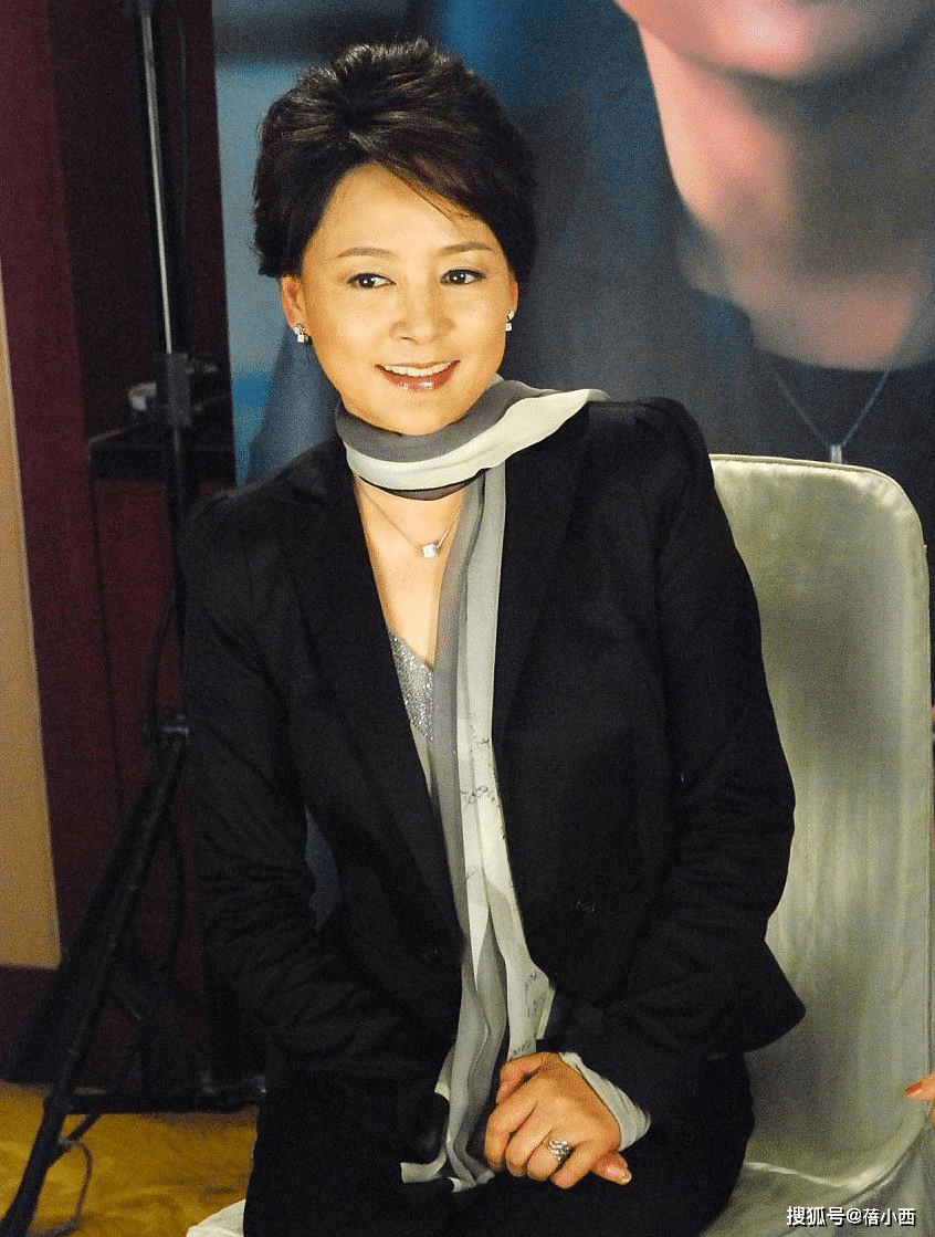 模板|“张瑜”真是中老年穿搭模板，穿西装配一条丝巾，气质高级又优雅