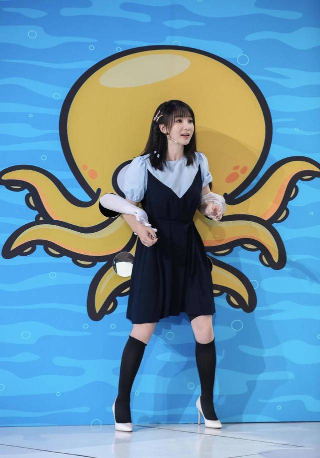 身材|柳岩不愧是“尤物女神”,穿一袭吊带连衣裙妩媚动人,性感精致