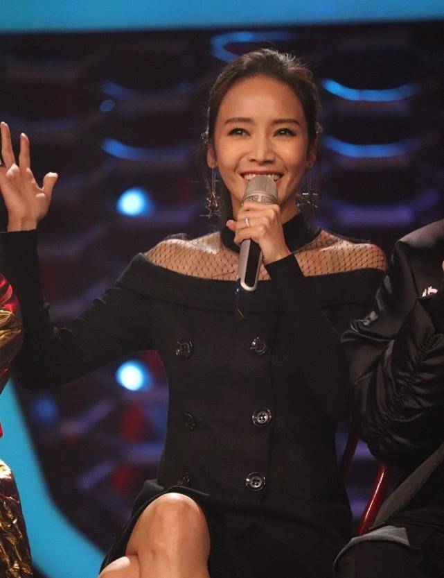 高跟鞋|侯佩岑的气质好独特，穿黑裙温柔好高级，一直很有少女感