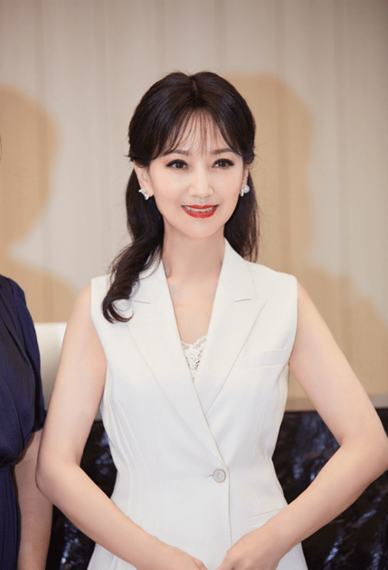 美人|岁月不败美人，67岁的赵雅芝“怼脸拍”状态依旧年轻，颜值超惊艳