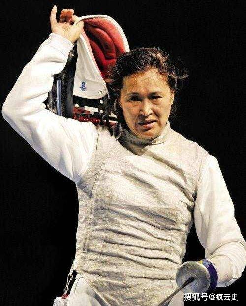 东方第一剑栾菊杰为女儿移居海外50岁奥运赛场举横幅致敬祖国