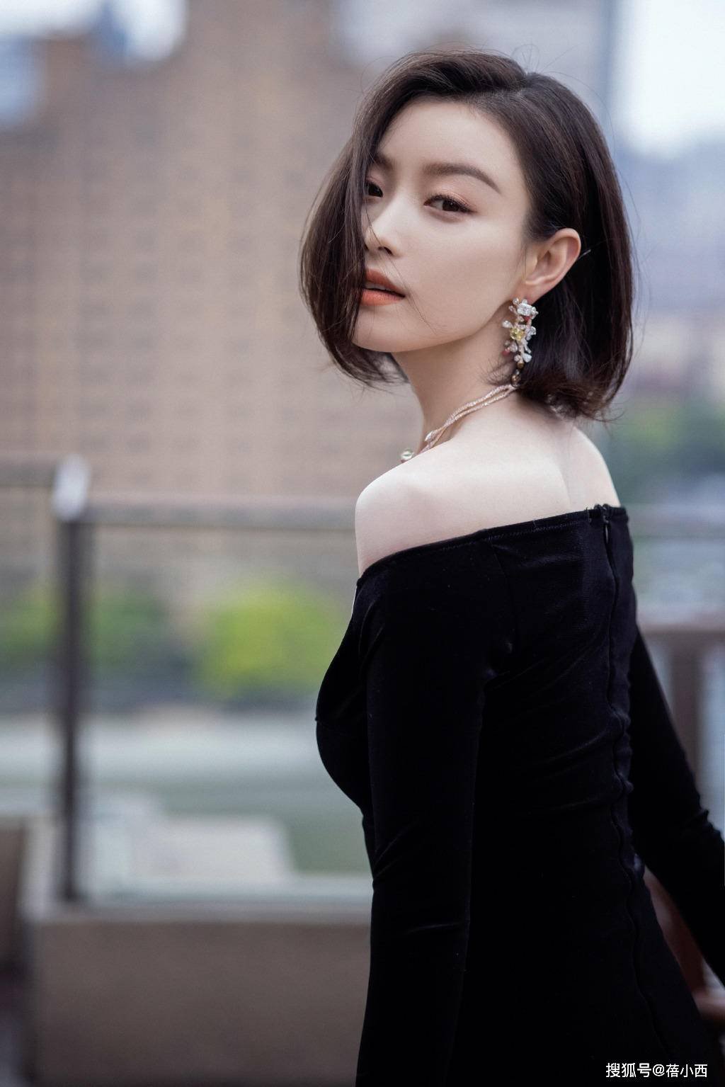 黑色|倪妮的“人鱼臀”身材真是存在？一袭露肩连衣裙配波波头，太美了