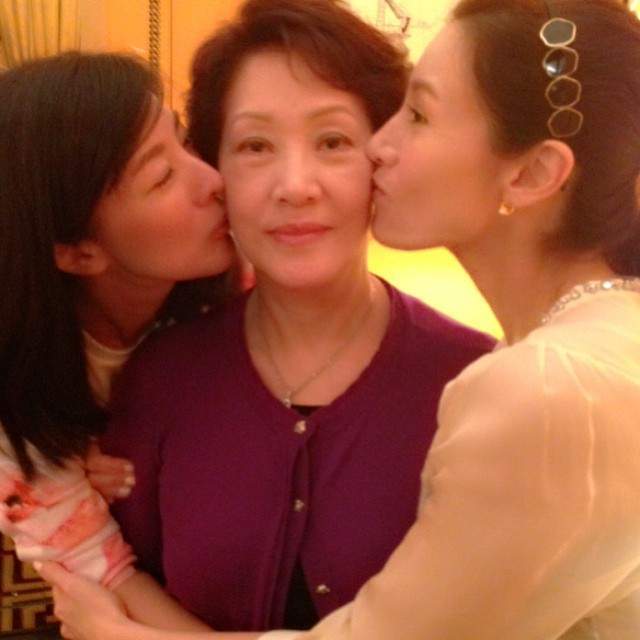 李嘉欣|李嘉欣姐姐生日,她长相平淡妈妈却貌美,嫁二婚富豪比许晋亨还帅