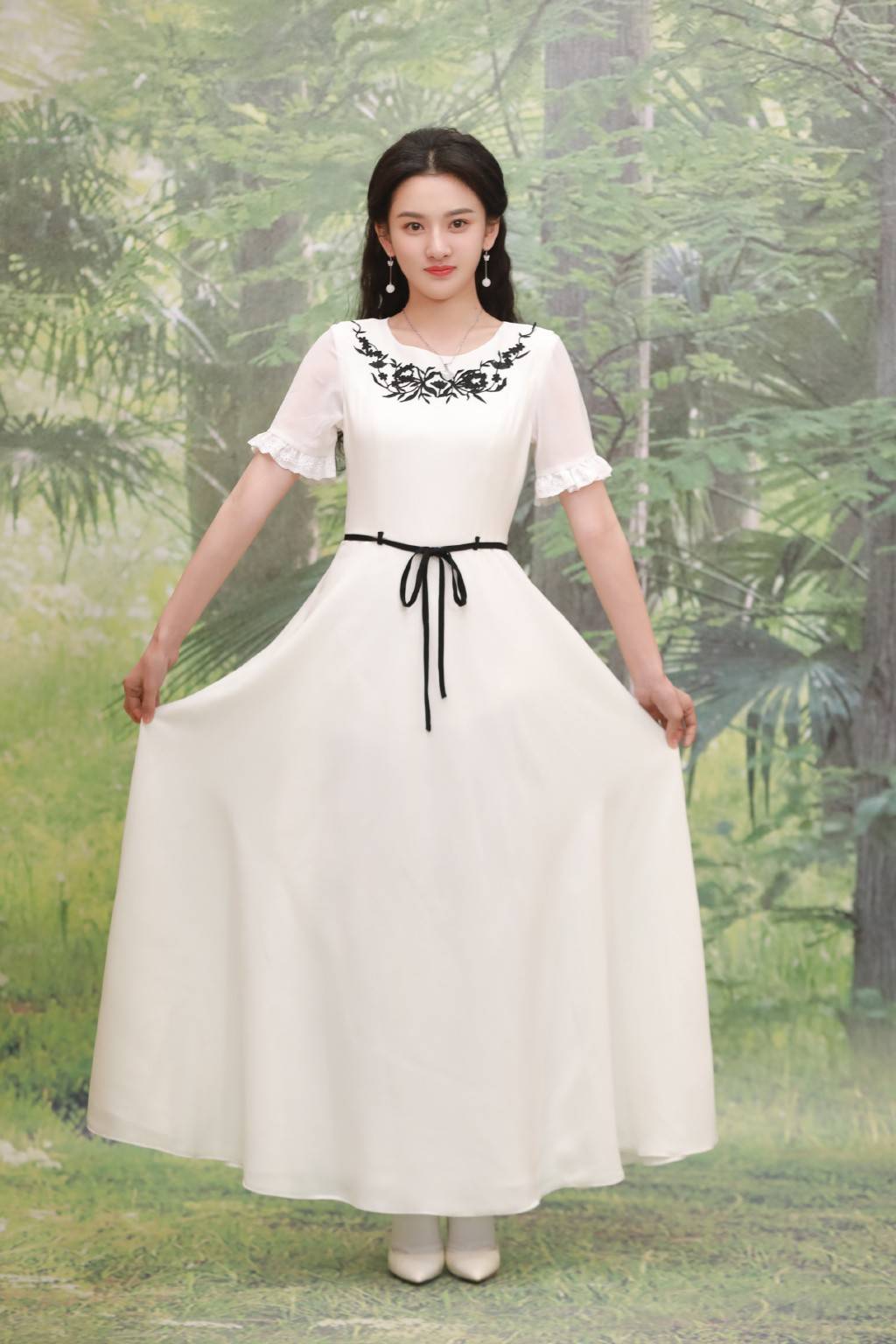 长度|宋祖儿穿复古裙致敬“乔四美”，腰间挂一根黑绳提升腰线，显腿长