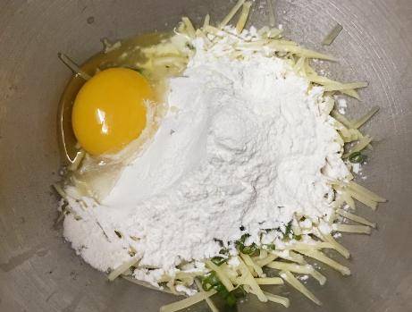 方法|夏日我家必备的早餐饼,1个土豆2个鸡蛋,润肠通便助消化,香软