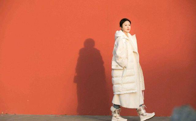 马甲|秦岚优雅到骨子里了，白色羽绒马甲内搭连衣裙优雅温柔，甜美精致