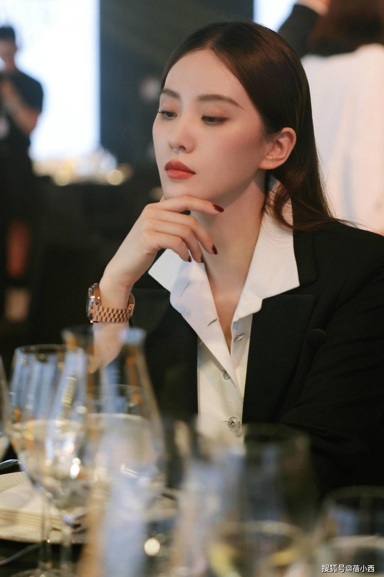 漂亮|吴奇隆的小娇妻刘诗诗真是太漂亮了，穿黄色连衣裙，气质一等一