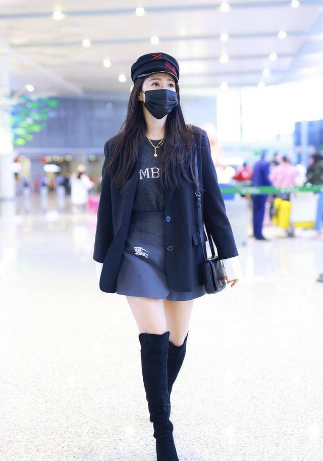 设计|伊能静的“少女感”太强,西装配半身裙简约利落,甜美温柔真有范