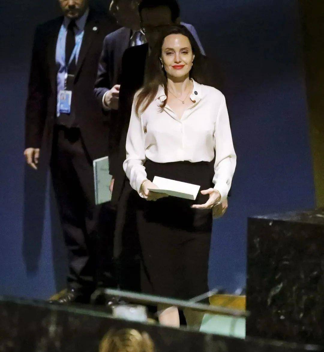 黑色|看朱莉的“黑白配”造型,才知道什么叫潮流易逝、经典永存!