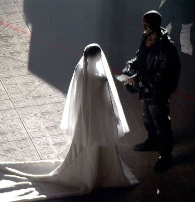 卡戴珊|金卡戴珊穿婚纱亮相坎爷演唱会!头纱好梦幻,仙气十足好浪漫啊