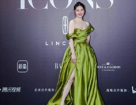 黑色|又是红毯！杨采钰又仙又欲，斐妈吊带撩人，赵丽颖过时裙惊艳全场