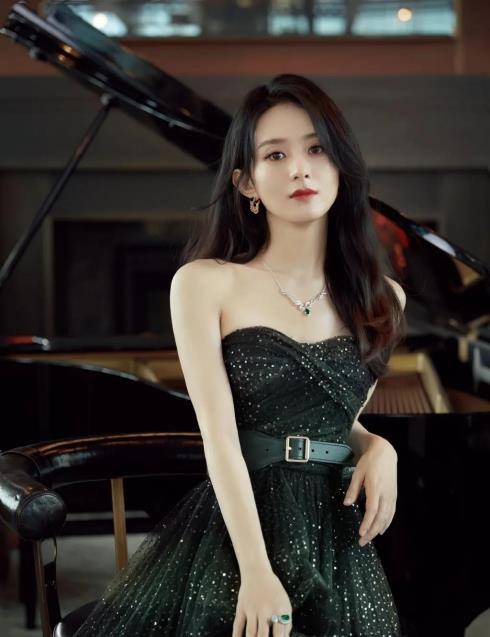赵丽颖|赵丽颖和平提离婚!从温柔甜妹变身冷飒大女人,穿搭风格大转型