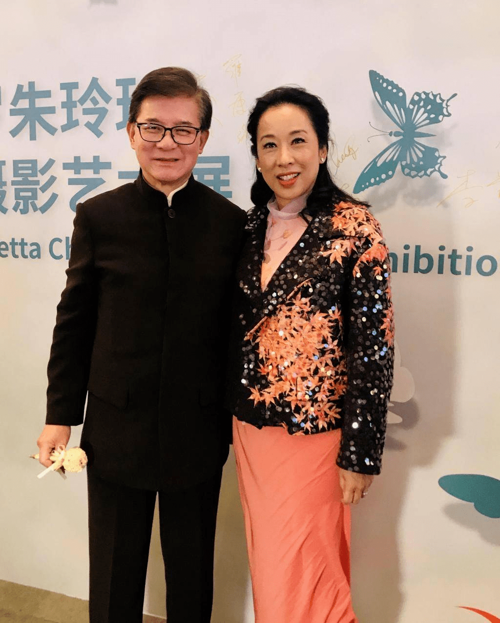 一身|朱玲玲到底是“阔太太”,白色连衣裙配黑外套简约高级,清爽利落