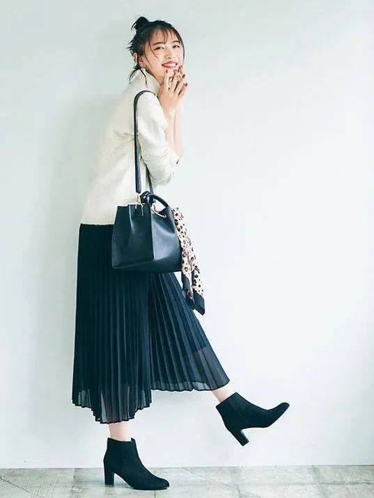 飒帅|卫衣+半裙=早秋最火混搭套路，时髦又有女人味！
