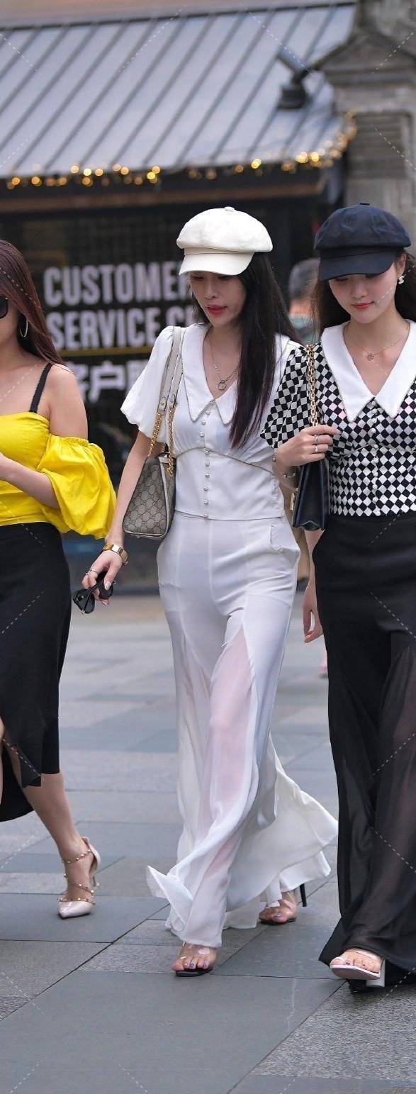 健美|美女穿瑜伽裤逛街，诠释“健美”身材，真有魅力！
