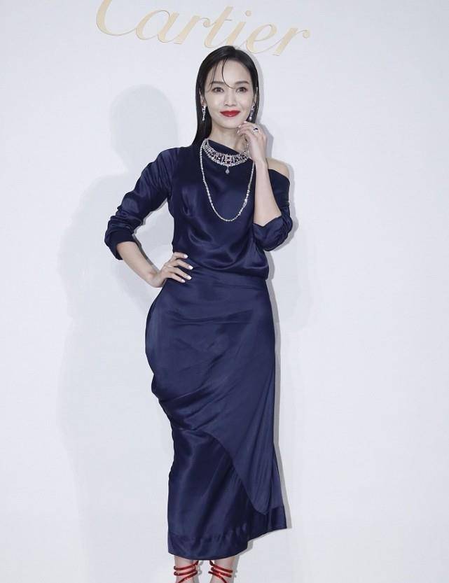 高跟鞋|侯佩岑的气质好独特，穿黑裙温柔好高级，一直很有少女感