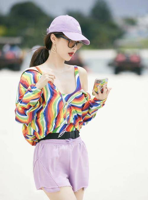 设计|李菲儿沙滩上拍摄节目，彩虹吊带配彩虹防晒衣，性感又抢眼