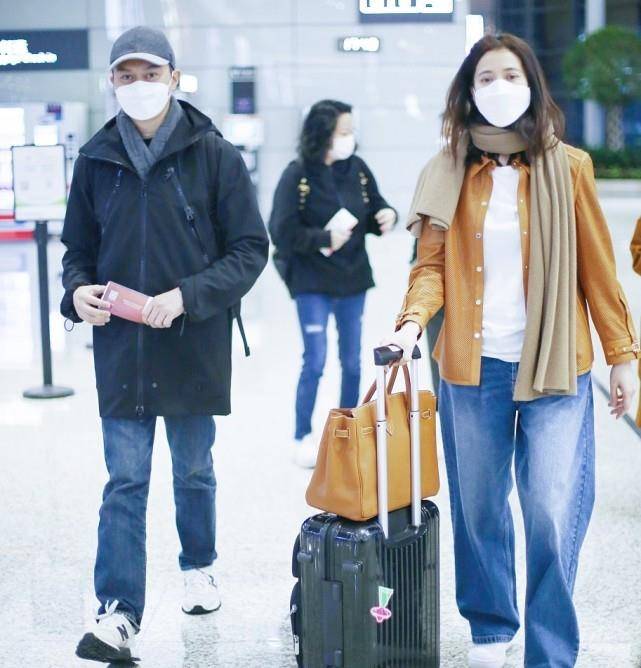 带着|张智霖袁咏仪夫妻颜值太高了,都不惧镜头素颜出行,低调秀恩爱