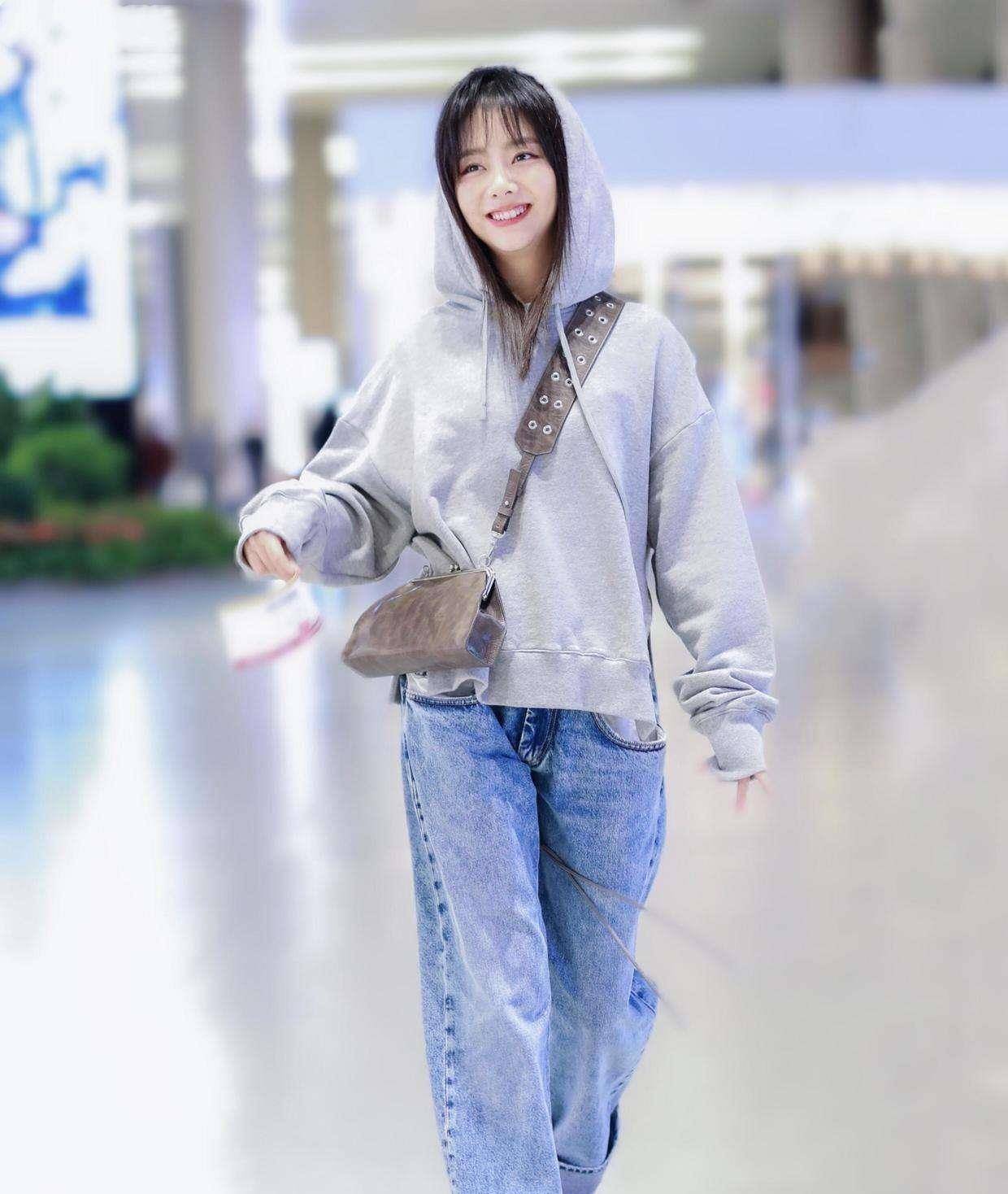 卫衣|谭松韵的少女感“绝”了，红色卫衣配牛仔半身裙，甜成邻家小妹