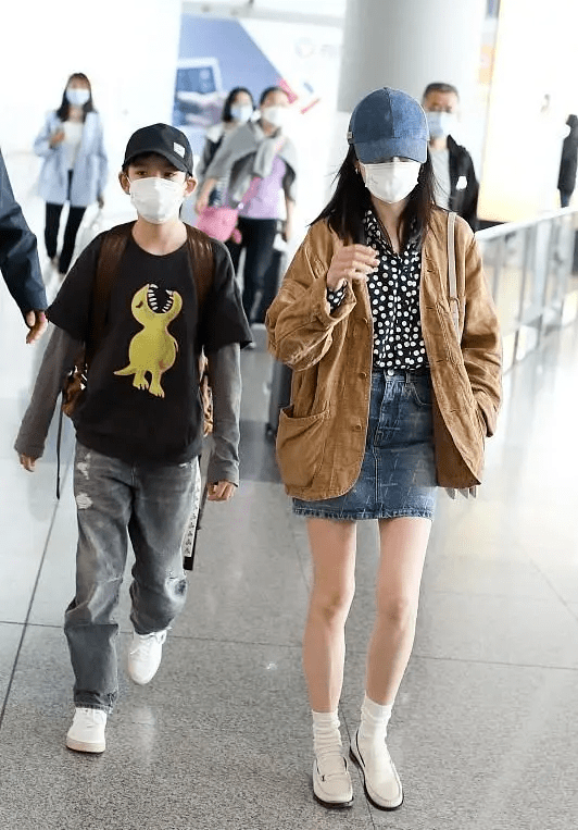 牛仔|“董洁”带儿子走机场，一身初秋叠穿造型高级时髦，一看就有品位？