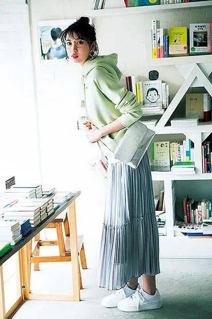飒帅|卫衣+半裙=早秋最火混搭套路，时髦又有女人味！