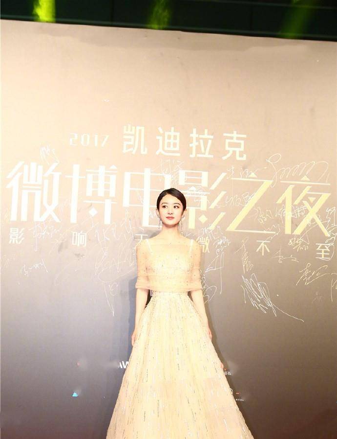 进行|赵丽颖夫妇走红毯，颖宝穿薄纱裙扮在逃公主，挽冯绍峰胳膊真甜蜜
