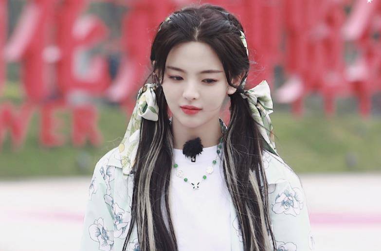 看点|《极限挑战》校服路透,杨超越甜美可爱,张彬彬不演校园剧可惜