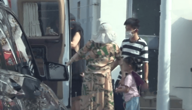 合体|谢娜张杰罕见合体,两人接双胞胎女儿放学,一家四口温馨幸福!