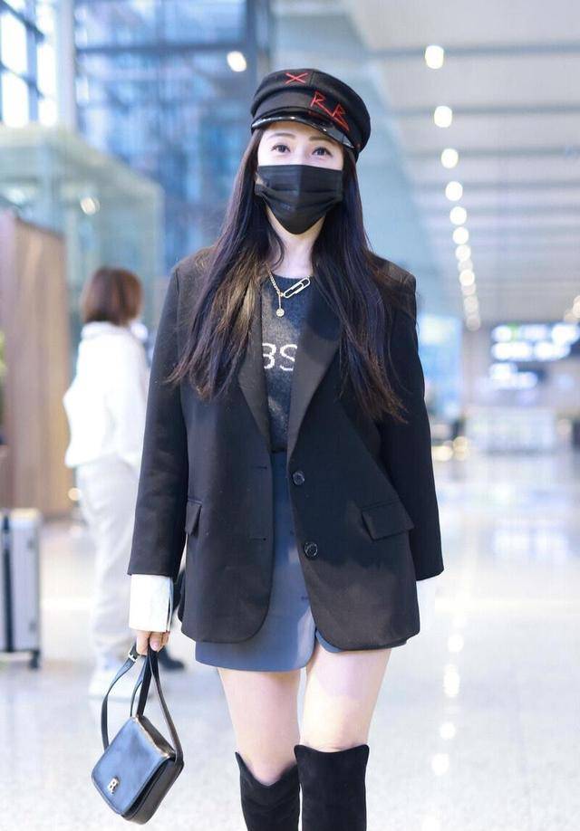 设计|伊能静的“少女感”太强,西装配半身裙简约利落,甜美温柔真有范