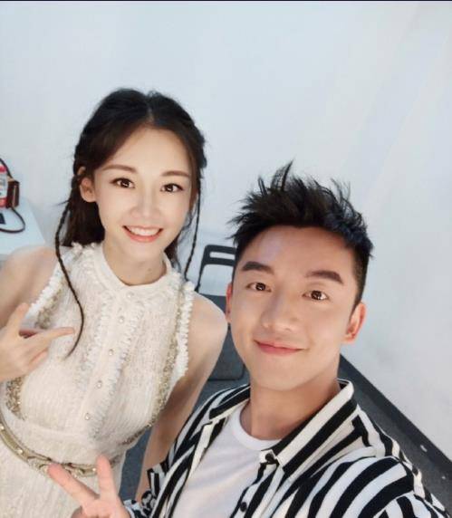苗苗|苗苗为女儿做裙子，意外曝光家中陈设，摆放和郑恺初相识合照太甜
