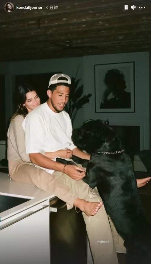 情侣|超模肯豆奢华度假太甜!牵男友衣角撒娇,布克小心呵护女友上台阶