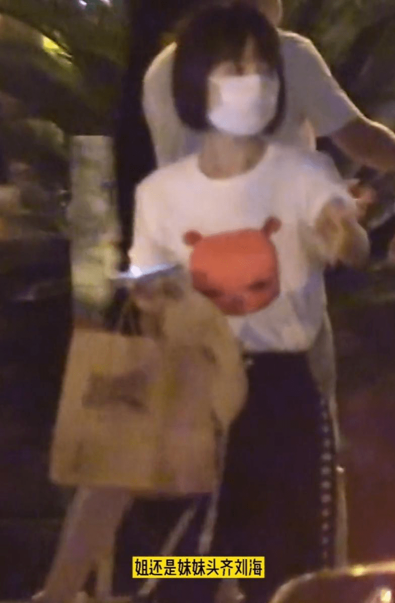 整体|偶遇鲁豫逛街的现场照，身型瘦成皮包骨，51岁的手臂如枯枝焉瘪！