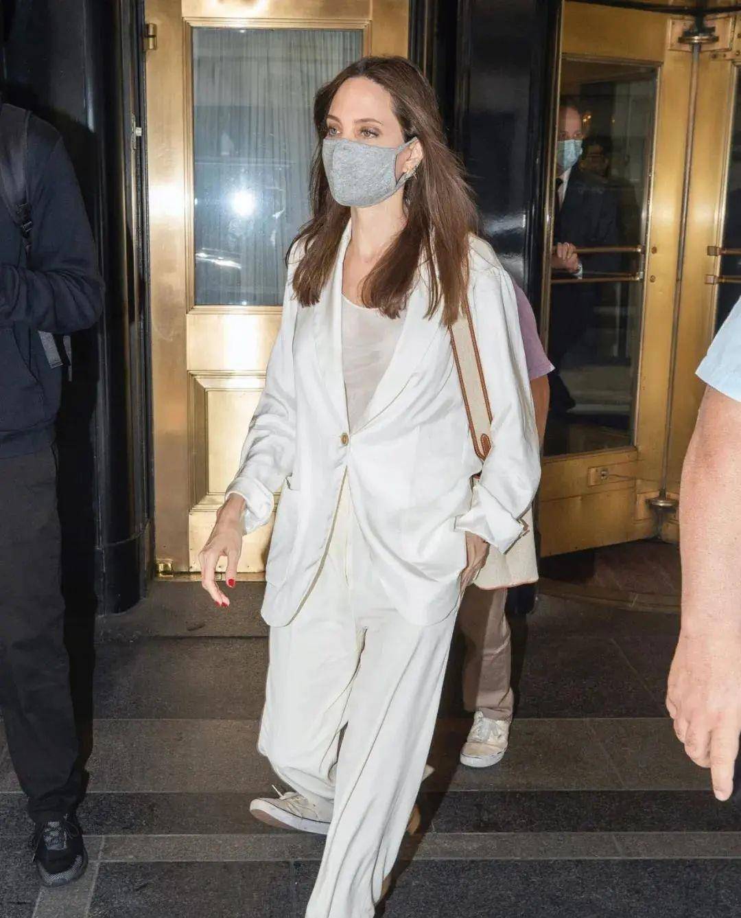 黑色|看朱莉的“黑白配”造型，才知道什么叫潮流易逝、经典永存！