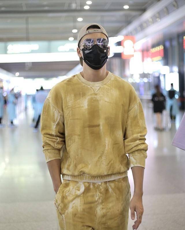 身材|陈伟霆真是咋省事咋穿，白色套装偏要染黄了，杂色看着还挺时髦的