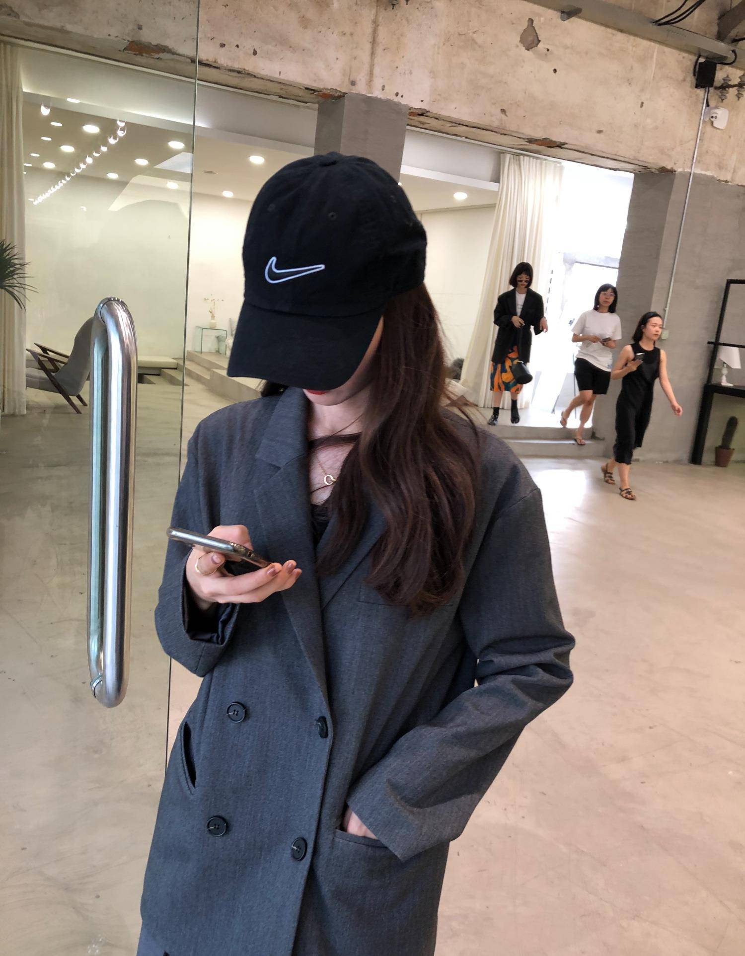 女生|初秋穿哪些单品时尚又百搭，永不过时的经典西装，时髦好看又显瘦