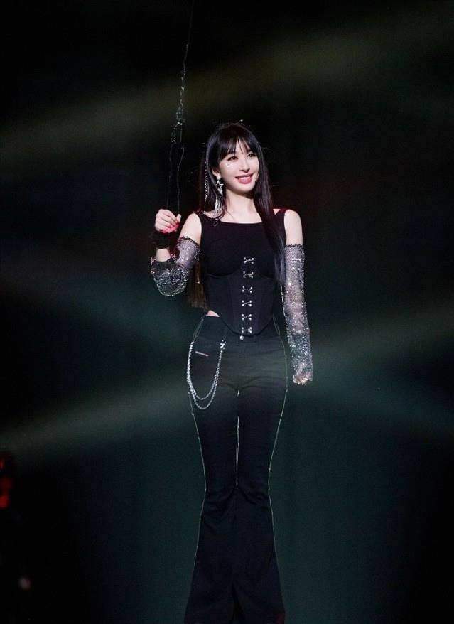 颜色|李菲儿还挺放得开,穿小裙子肩带若隐若现,“肉感身材”还挺可爱