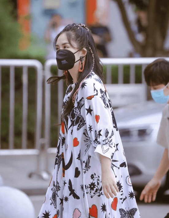 合体|谢娜张杰罕见合体,两人接双胞胎女儿放学,一家四口温馨幸福!