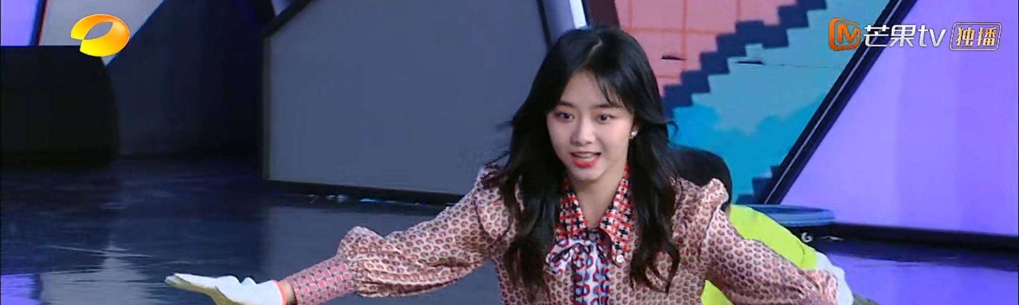 什么|谢娜不小心要摔出舞台时，谁注意到张新成在身后做了什么？