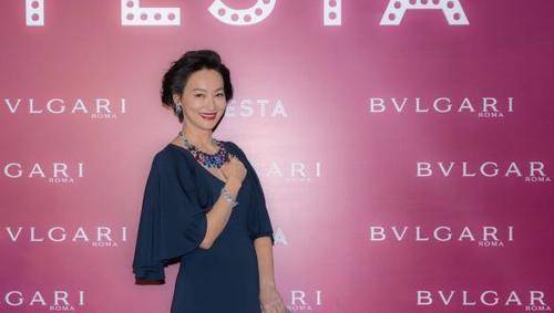 样式|惠英红美得不张扬，穿低调色礼服气质温婉，戴“大片”项链更吸睛