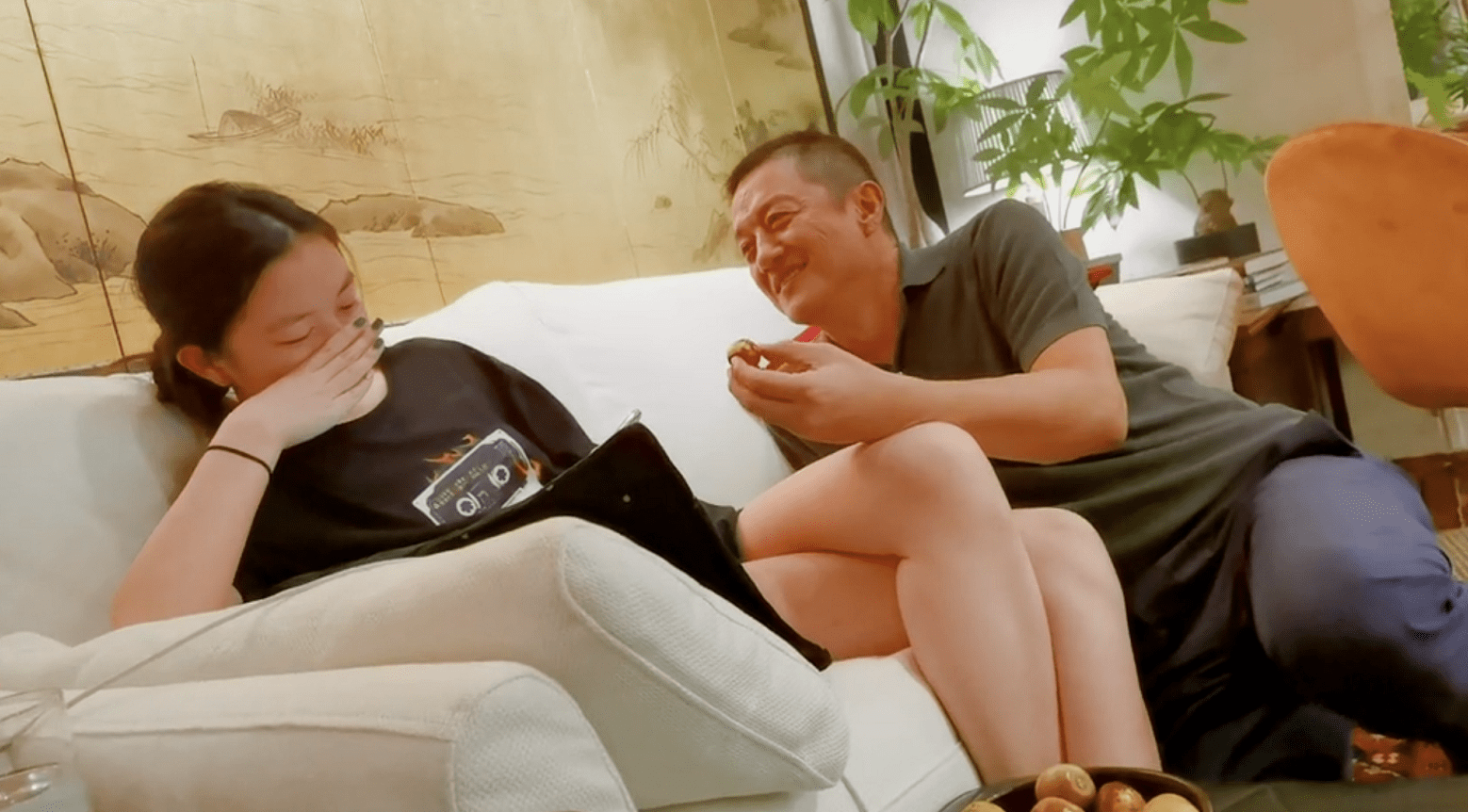 李嫣真|李亚鹏对李嫣真挺亲近的，父女俩穿的低调，但互动让人难理解