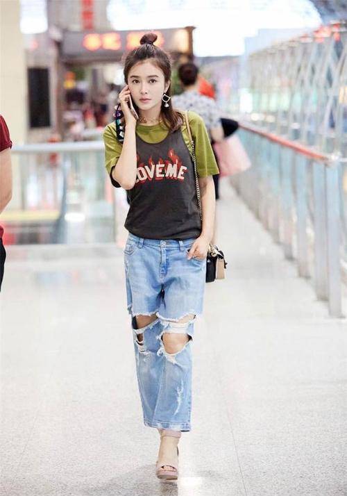 前卫|秦岚为了凹造型,短袖外面套背心,网友:素颜出镜心真大